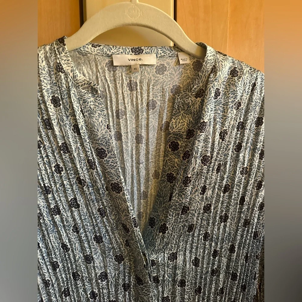 Vince Camellia Print Pleated Blouse, Pale Bay Blue, XS, Never Worn NWOT New! - Picture 6 of 10